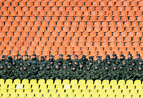 Весной стадион, как всегда, заполнен частями