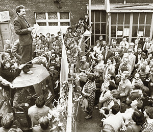 Лех Валенса выступает перед бастующими рабочими в Гданьске. 1980 год