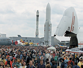 Вслед за прежними жертвами - военными самолетами на выставке в Ле Бурже...