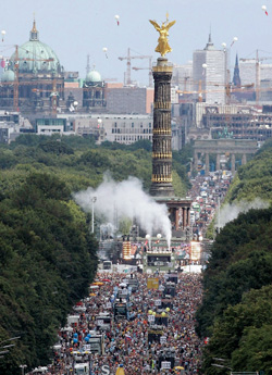 Так сверху выглядит миллион почитателей любви