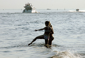 Пляж на Крестовском - самый популярный. Здесь - яхт-клуб и рестораны