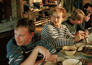 Зато на кухне и за столом полное равноправие