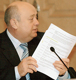 Российский премьер Фрадков уверен, что нанопроекты сейчас - это как бомба в 1950-е