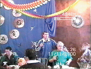 Сахнов (стоит) чествует вора в законе Евгения Васина по прозвищу Джем