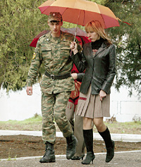 На 201-й базе - день открытых дверей. В гости к контрактникам приехали родственники и девушки