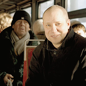 Лирический герой Емелина всем напиткам предпочитает водку, сочувствует гастарбайтерам, клеймит убийц принцессы Дианы