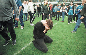 Фанаты тоже плачут. На фото — после драки