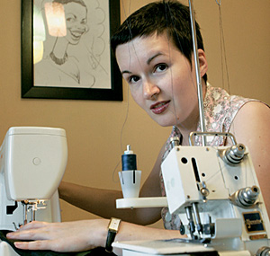 Ольгина зарплата позволяет покупать любые наряды. Но почти всю свою одежду она шьет самостоятельно