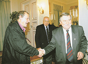 Адам Михник (на фото слева) создал идеологическую базу «Солидарности»