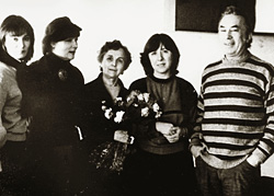 Спектакли по книге Светланы Алексиевич (вторая слева) «У войны не женское лицо» шли в 40 странах мира. В 1985 году Анатолий Эфрос (крайний справа) поставил этот спектакль на Таганке