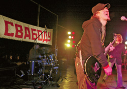 18 марта за день до президентских выборов белорусские рокеры выступили на окраине Минска. Их концерт, в отличие от концерта поп-певцов, не показали по белорусскому ТВ