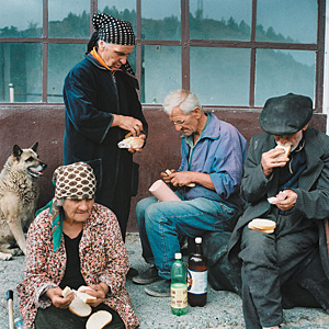 А эти грузинские беженцы, жившие в разрушенном теперь селе Курта под Цхинвали, 30 километров пешком шли до Гори. Перспектива нового жилья в Южной Осетии явно не для них 