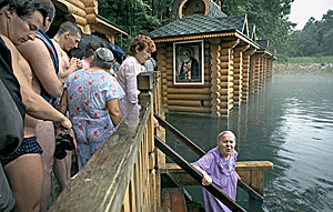 Чтобы искупаться в святом источнике, нужно выстоять длинную очередь