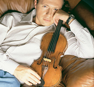 «Я сам долго не мог понять, почему именно скрипка обладает для меня таким необъяснимым притяжением. В какой-то момент подсознательно скрипка в моем представлении стала являть собой нечто идеальное. Можно усовершенствовать скальпель, можно самолет, горизонты развития стелятся перед человечеством, а вот скрипку сделать лучше и совершеннее нельзя. Первую свою скрипку, по-настоящему дорогую и ценную для себя, я вообще купил на взятые в долг у хороших знакомых деньги. В какой-то момент я осознал, что при помощи скрипки удалось выразить что-то такое, что было внутри меня»