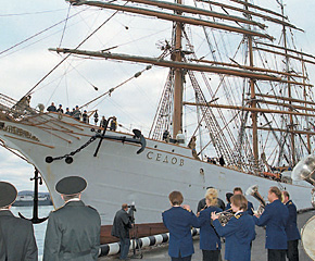 и бригом «Седов»...