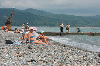 Сезон в разгаре, но на пляжах Абхазии пусто