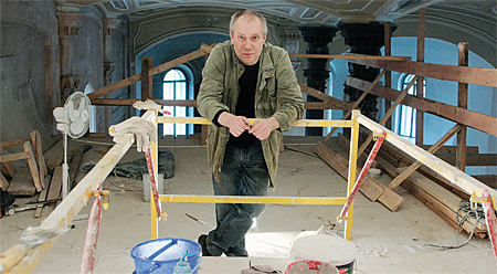 Сейчас Емелин работает плотником в церкви Успения Пресвятой Богородицы