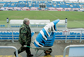 На «Динамо» все бело-голубого цвета