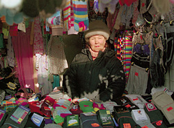 За 20 лет одни челноки научились заключать миллионные контракты. Но большинство так и торгует носками на рынке