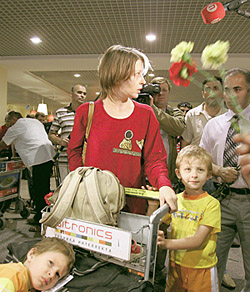 На войне как на войне: спасают в первую очередь женщин и малышей