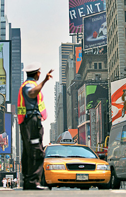 В Нью-Йорке большинство улиц - односторонние. Так проще и автомобилистам, и полиции