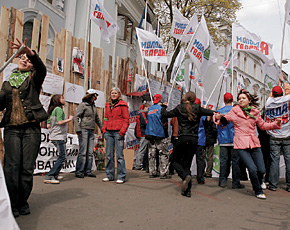 Не сказать, чтобы дети протестовали из-за денег или из-под палки. Вполне искренне