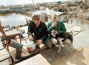 Во время наводнений россияне не покидают свои дома - боятся грабежей