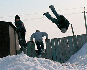 Те, кто не попадает в сельский клуб, развлекаются как могут. Например, прыгают с сарая в сугроб