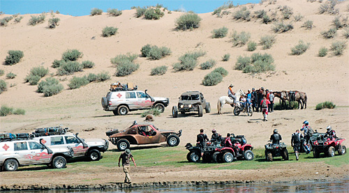 Лошади, мотоциклы, спортивные джипы и рафты—в сложной экспедиции пригодится все