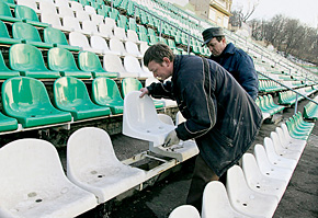 Как ни прикрепляй кресла, фанаты все равно вырвут…