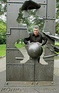 Максим Поташев у памятника Мюнхгаузену, установленного «внучатами» барона