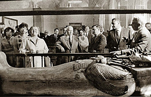 Олег Ковтунович (справа от Хрущева) - личный переводчик генсека во время официального визита в Египет, приуроченного к открытию высотной Асуанской плотины