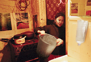 Даже в таких условиях женщины умудряются стирать и готовить