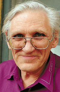 Михаил Назаров устал от сотен посылок с камнями