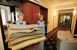 Привычная униформа, таблички с именами на груди - работницы живут сегодняшним днем. Пока есть работа, о будущем можно не задумываться