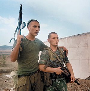 Снимок на память: российские солдаты уходят из зоны конфликта...