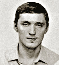 Бывший монтер мартеновских печей Марк Кустовский отвечал за поставку в притон «живого сырья». Малолеток он брал парами. Так попали в притон, а потом в яму 15-летняя Оля Бубнова и 13-летняя Вика Юшкова (на фото внизу)