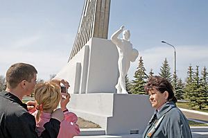 На Гагарине местные не прочь заработать, но пока только фотографируются