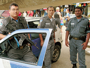 Без серьезного повода полицейские сюда не заглядывают - они дежурят вокруг фавел