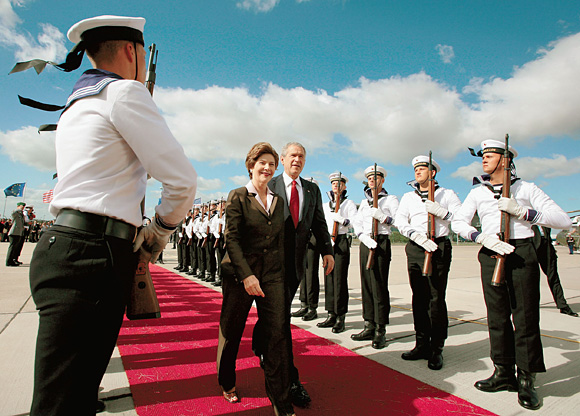 На саммит в Петербург чета Бушей вылетела из Германии. На фото: проводы в аэропорту Ростока