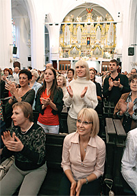 Зал овациями встречал исполнение «Лебединого озера» и «Гаянэ»