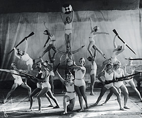 1940-е. Пирамиды физкультурниц - как знак советского коллективизма