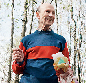 Ежедневный маршрут Александра Суслова неизменен 30 лет. Во время утренней пробежки по Тропаревскому парку он собирает мусор, которым забрасывают парк отдыхающие. «Мне всегда режет глаз все, что не относится к самому лесу», - объяснил он «Огоньку»