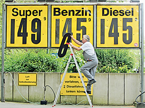 На европейских бензоколонках не успевают менять ценники