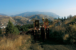 Крестный ход Сурожской общины (город Судак): религия - основа идеологии новых казаков