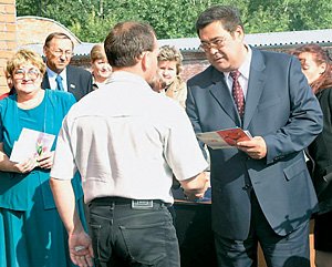 Программу суперльготных кредитов губернатор Тулеев презентует лично - вручая ордера на новые квартиры