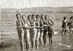 Феодосия. Валентина - на снимке первая