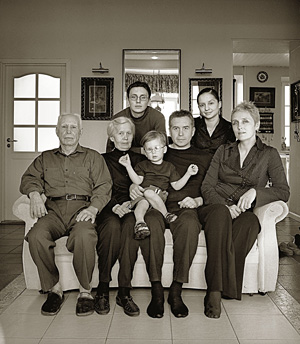 Семья управляющего племенным совхозом (комментарии В. Мишукова: «Подмосковье, муж - бывший военный, жена - художница»)