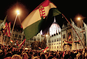 Вторая ночь ознаменовалась противостоянием у парламента