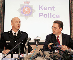 Констебль Адриан Леппард и начальник службы безопасности Securitas Пол Фалликс проводят брифинг